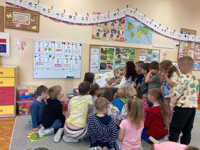 Czytanie łączy pokolenia w Jedyneczce